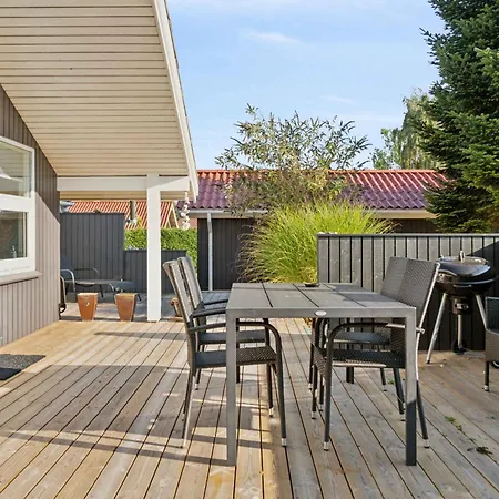 Cozy Near And Town Ferienhaus