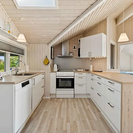 Cozy Near And Town Ferienhaus